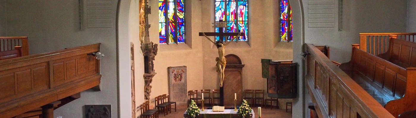 Blick auf den Altarraum der St. Jakobskirche, mit den farbigen Kirchenfenstern