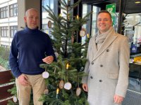 Links Benedikt Lang, Leiter der Kämmerei, und rechts im Bild Bürgermeister Julian Christ am Spendenweihnachtsbaum.