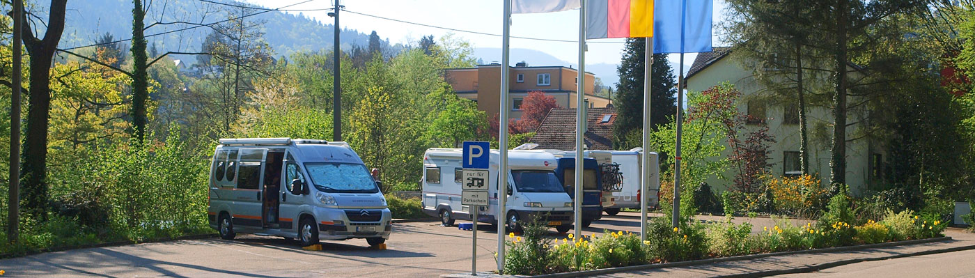 Wohnmobilstellplatz an der Murginsel Fünf Wohnmobile stehen auf dem Wohnmobilstellplatz