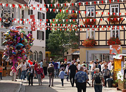 Menschen beim Altstadtfest an der Hofstätte mit Wimpeln überspannt