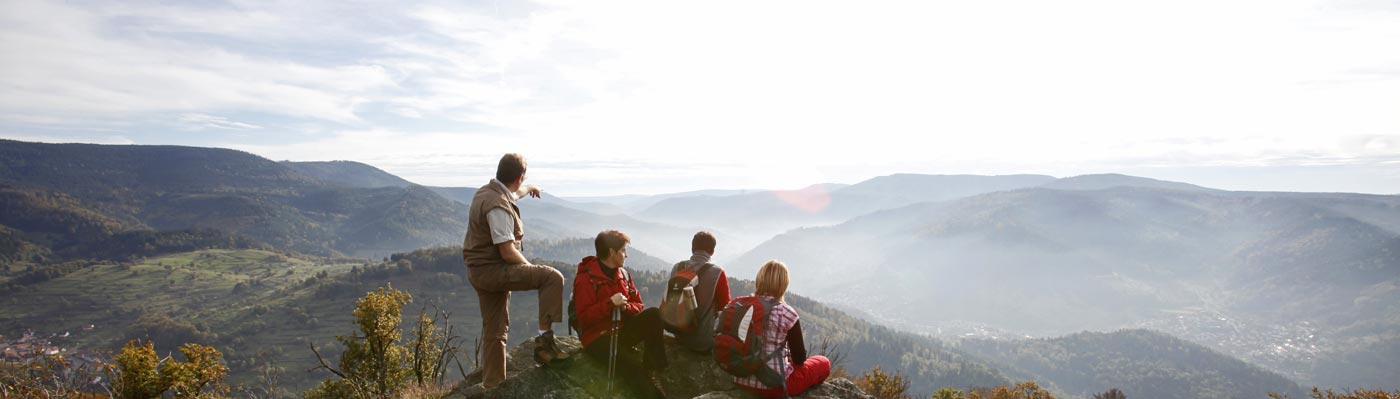 Wanderer auf dem Premiumweg Wanderer Genießen die Aussicht vom Dachsstein ins Murgtal