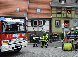 Feuerwehr im Einsatz Feuerwehrfahrzeug und 4 Feuerwehrleute bei einem Übungs-Einsatz in der Gernsbacher Altstadt