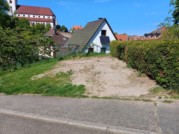 Grundstück, Wiese, im Hintergrund die Nachbarhäuser