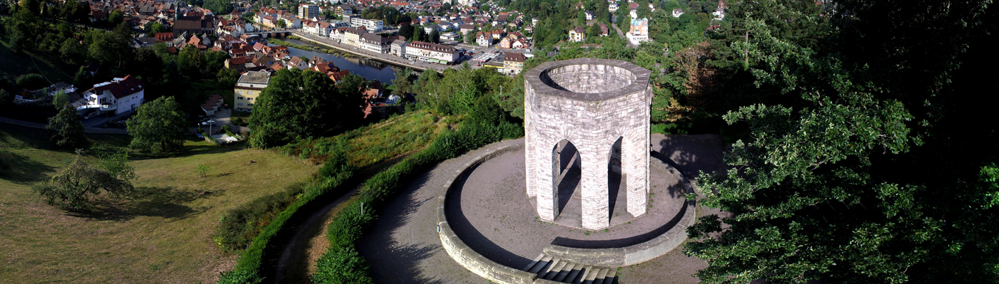 Luftaufnahme Denkmal im Hintergrund Gernsbach