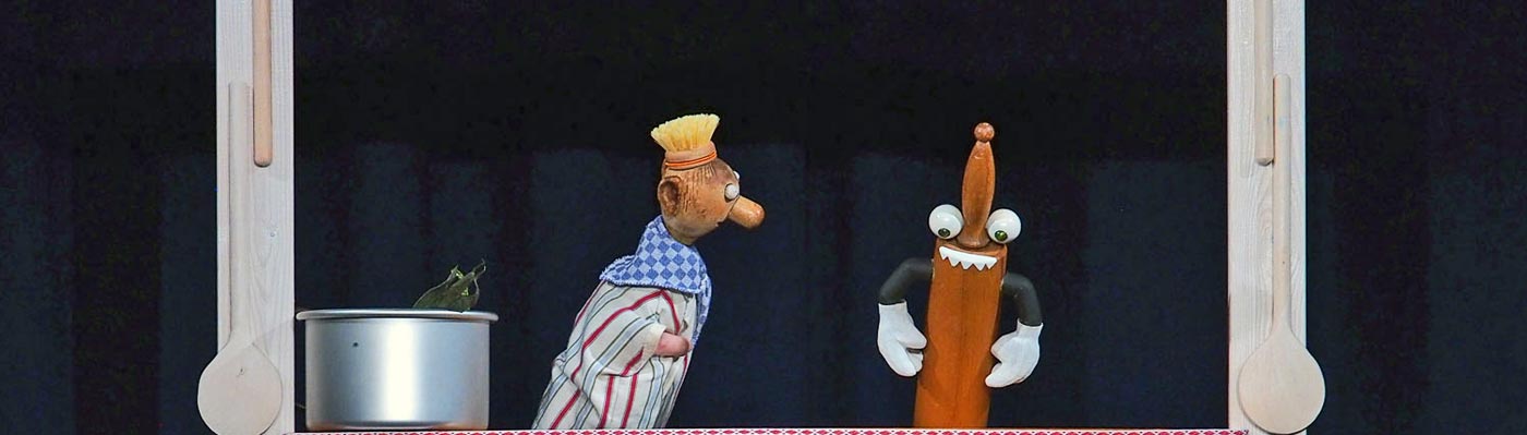 Kinderpuppentheater Die Handpuppen aus einer Spülbürste und einem Nudelholz schauen in den Kochtopf