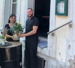 Wirtschaftsförderin Nicoletta Arand gratuliert dem Geschäftsführer Florentin Thaqi