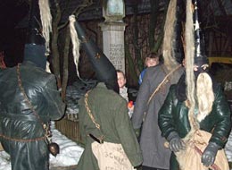 Die dunkel gekleideten Belzemärtel in Reichental, mit einem spitzen Hut und vermummten Gesichtern