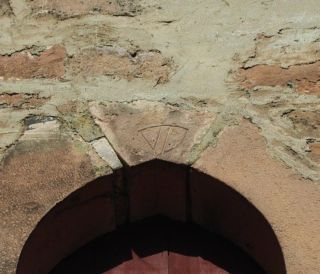 Torbogen des Storchenturms Badisches Wappen in Stein gemeißelt