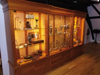 Ausstellungsraum im Museum der Harmonie Ausstellungsvitrine mit Leuchter, Pokale, Lyra