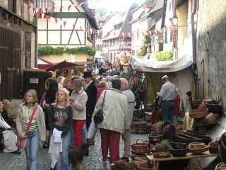 Mittelaltergasse beim Altstadtfest Menschen schlendern durch die Mittelaltergasse beim Altstadtfest