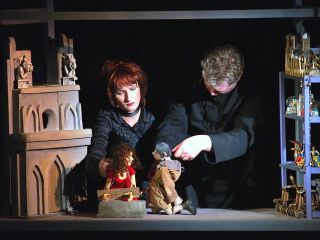 Puppentheater für Erwachsene Die Puppenspieler auf der Bühne vor Notre Dame und spielen mit den Puppen Esmeralda und Quasimodo