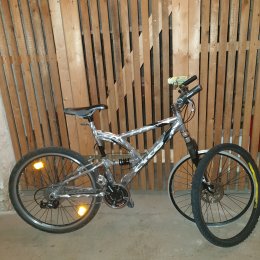 Mountainbike in silber, weiß