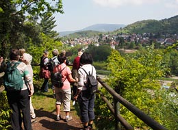 öffnet in neuem Fenster die Internetseite Schwarzwaldverein Murgtal Wanderer bei der Engelskanzel