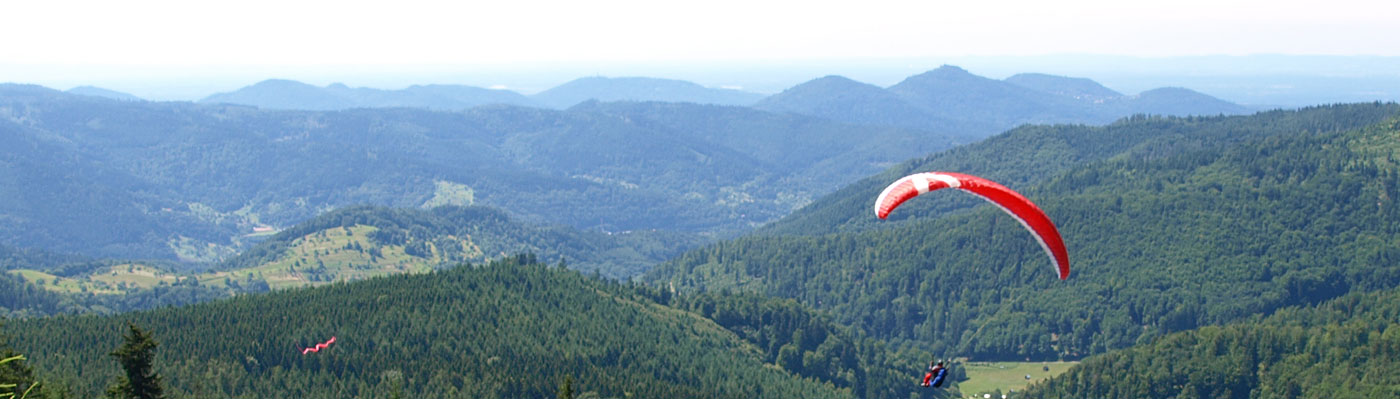 Gleitschirmfliegen mit Blick ins Murgtal Ein Gleitschirmflieger bei Reichental