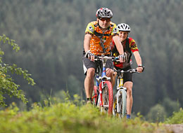 weiter zu Radfahren Zwei Mountainbiker