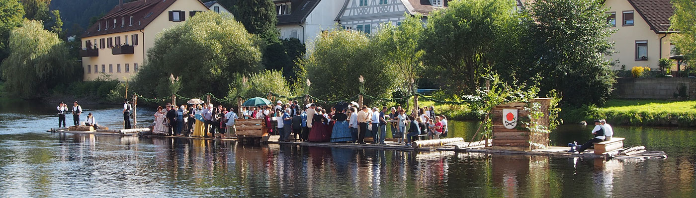 Das Murgfloß mit den Flößern und Gästen vor der Altstadtkulisse in der Murg