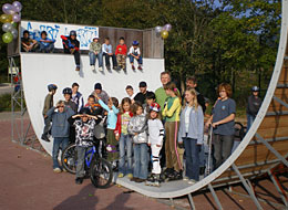 weiter zur Skateranlage Eine Gruppe Jugendlicher und Erwachsener steht in der Halfpipe bei der Eröffnung des Skaterplatzes 2007