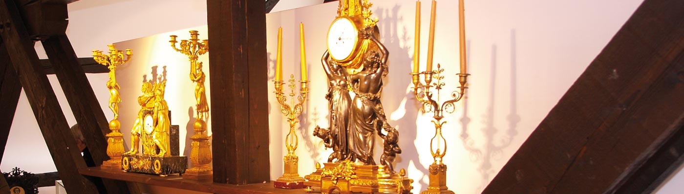 Museum der Harmonie zwei vergoldete Spieluhren und Kerzenleuchter im Museum der Harmonie