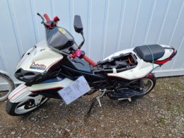 Motorrad in weiß