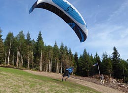 Gleitschirm am Startplatz Loffenau (c) Teufelsflieger Loffenau Mandred Leder Gleitschirm am Startplatz Loffenau (c) Teufelsflieger Loffenau Mandred Leder