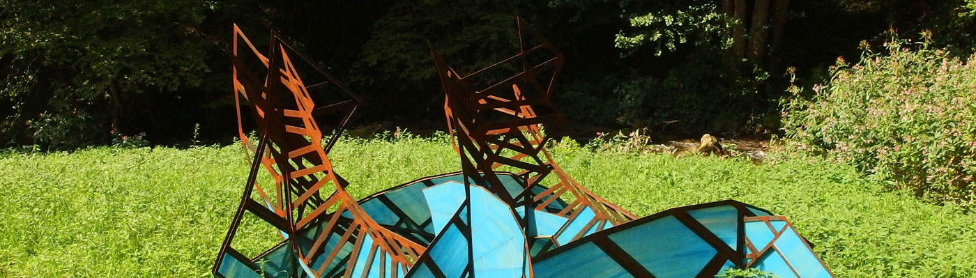 "Welle" 2012 von Wolfgang Rempfer Kunstwerk aus Stahl und blauem Glas