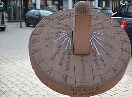 Scheibenförmige Sonnenuhr am Salmenplatz.