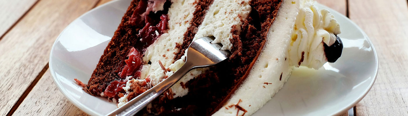 Ein Stück Schwarzwälder Kirschtorte auf einem Teller mit Gabel