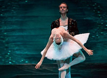 weiter zu sonstige Räume Ein Tänzer und eine Tänzerin im Tutu tanzen einen Pas de deux