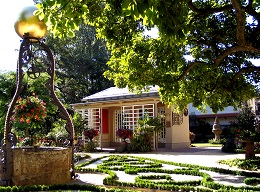 Der Brunnen und das Teehaus im Katz'schen Garten