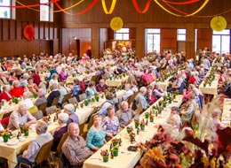 weiter zu städische Hallen Die Senioren aus Gernsbach genießen in der voll besetzten Stadthalle bei Kaffee und Kuchen das Programm beim Seniorennachmittag