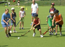 weiter zu den Sportaktivitäten Kinder spielen Hockey