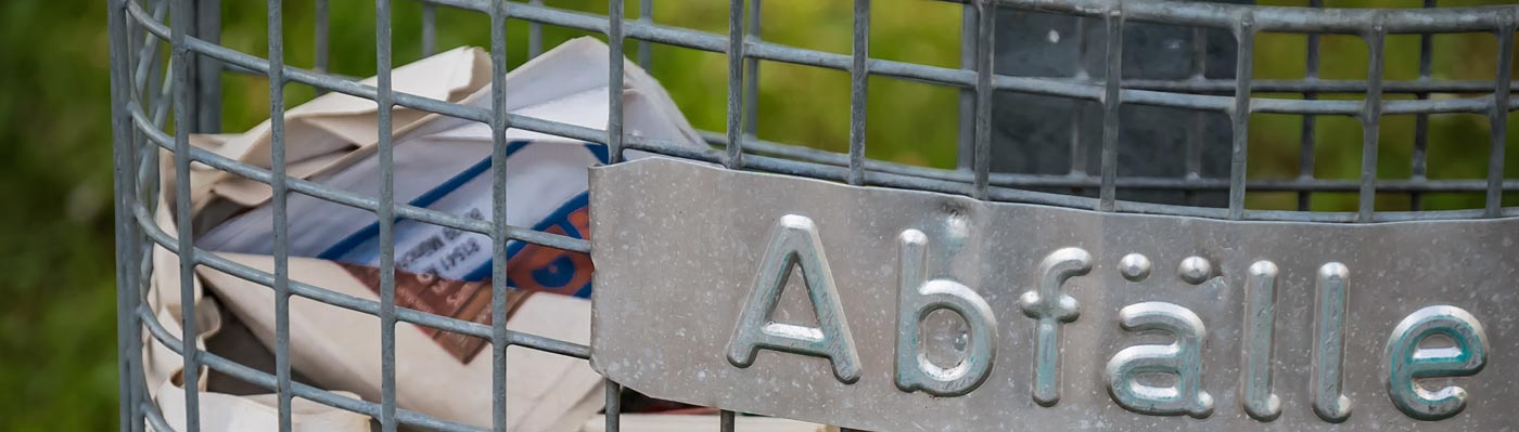 Abfallkorb Abfallkorb mit Papiermüll
