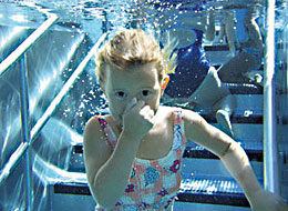 weiter zu den Freibädern Ein Mädchen taucht im Schwimmbad unter