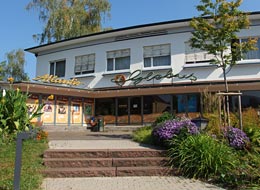 Eingang Kinocenter Gernsbach Blumenbeete vor dem Eingangsbereich des Kinos