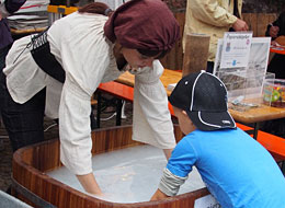 Papierschöpfen auf dem Altstadtfest