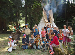 weiter zum Kinderferienprogramm Kinder im Indianerlager mit Tipi, Pfeil und Bogen, Trommeln beim Kinderferienprogramm