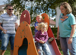 weiter zu Lebenslagen Familie mit Kindern auf dem Spielplatz, Quelle Compusign.de