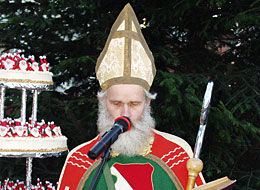 weiter zu St. Nikolaus Stadtpatron St. Nikolaus mit Mitra auf dem Weihnachtsmarkt Gernsbach