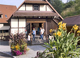 weiter zu Waldmuseum Reichental Besucher auf der Treppe zum Waldmuseum