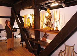weiter zu Museum der Harmonie vergoldete Spieluhren und Kerzenleuchter im Museum der Harmonie