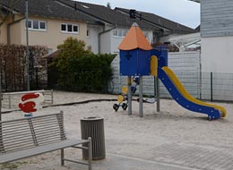 Spielplatz mit Rutsche und Wippe