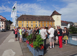 Führungen Gernsbach Gruppe bei einer Führung auf der Stadtbrücke, im Hintergrund die Brückenmühle
