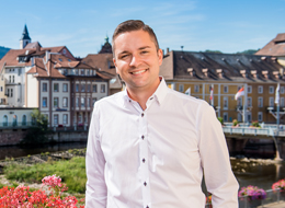 weiter zu Videobotschaft Bürgermeister Christ Bürgermeister Christ, im Hintergrund die Altstadt Gernsbach