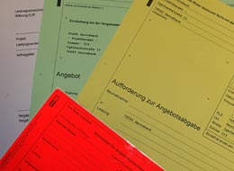 Verschieden-farbige Formulare auf einem Stapel