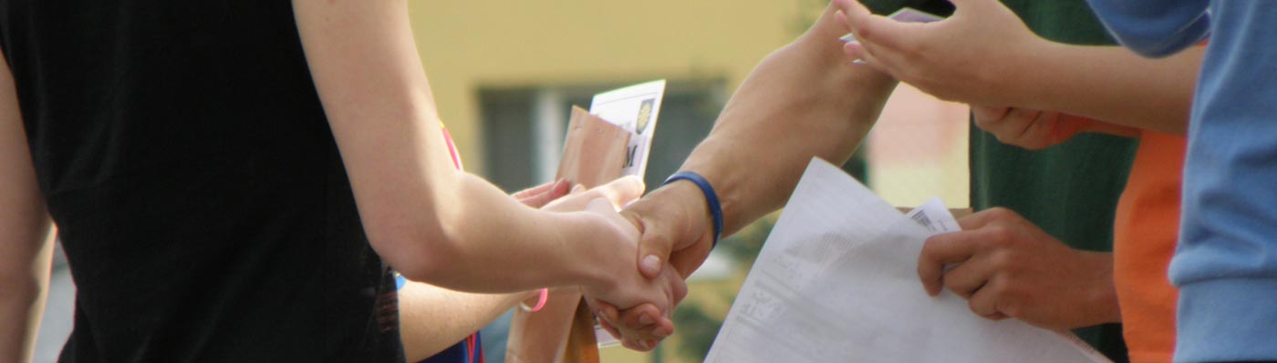 Bürgerservice Zwei Menschen schütteln sich die Hände, zwei weitere Personen stehen dabei