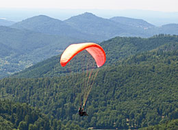 weiter zum Gleitschirmfliegen Gleitschirmflieger über Reichental