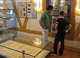 weiter zu Museen in Gernsbach Besucher betrachten im Alten Amtshof Museum die Exponate