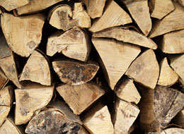 Nauaufnahme gespaltenes Holz aufgestapelt