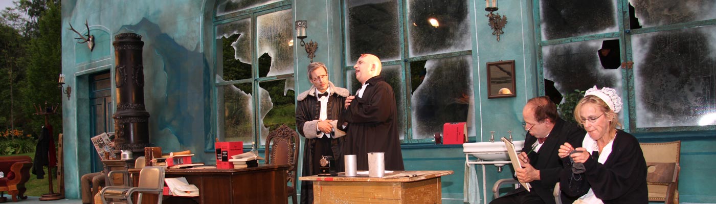 Theater im Kurpark spielt: Der zerbrochne Krug von Heinrich von Kleist: Szenenbild Im Gerichtssaal von Dorfrichter Adam geht nicht alles mit rechten Dingen zu.