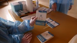 An drei Tischen finden Corona-Schnelltests statt